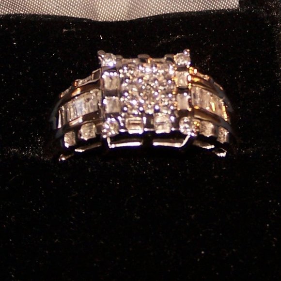 STUNNING 1CT PRINCESS CUT RD/BAG DIAMOND RING WG - Picture 1 of 3